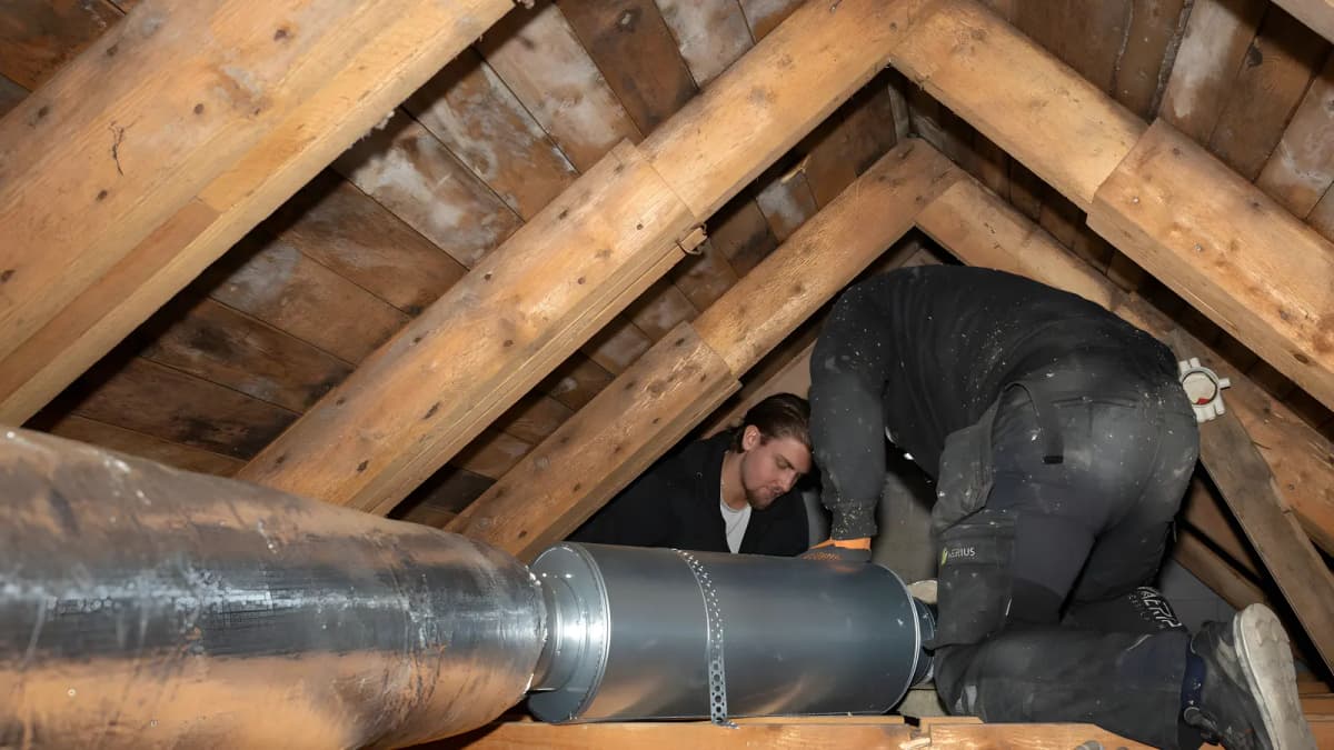 Tekniker från oss på väg till ett uppdrag i Bromma